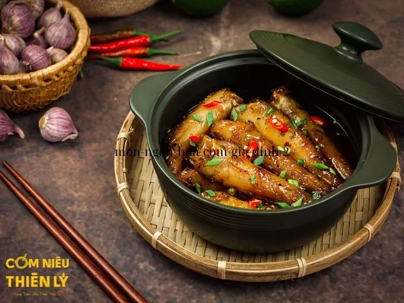 Cá rô đồng được kho thấm gia vị và giữ nguyên vị ngọt thịt cá