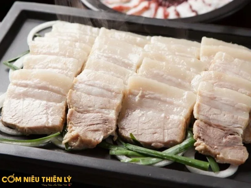 Bữa trưa văn phòng thanh đạm với thịt lợn luộc