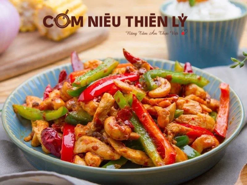 Cơm trưa văn phòng với món chính là ức gà xào ớt chuông