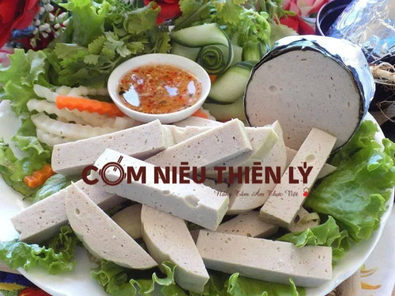 Cơm nóng ăn kèm giò lụa và nước mắm truyền thống vừa ngon lại đủ chất