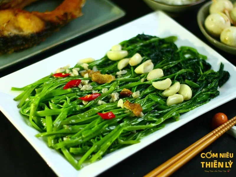 Thực đơn ăn trưa với rau muống xào tỏi dân dã nhưng đưa cơm