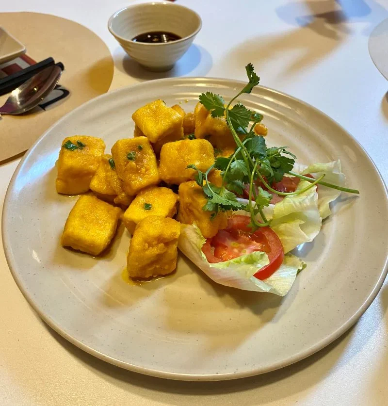 Đậu hũ sốt trứng muối đặc trưng tại nhà hàng Ngon - Pasteur