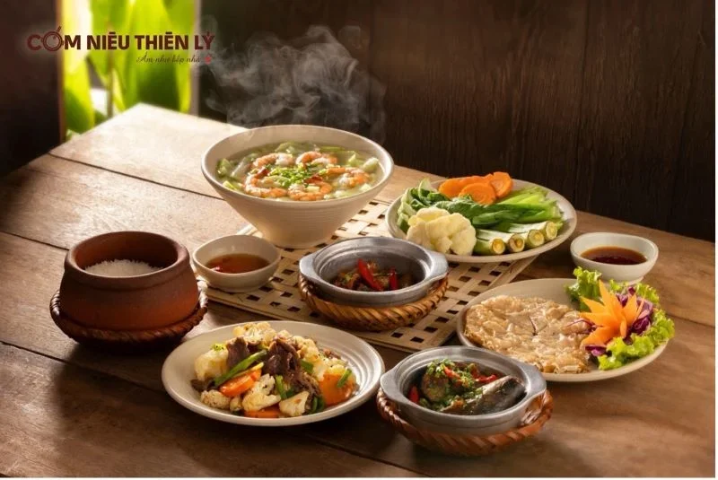 Mâm cơm trưa văn phòng mang đậm phong cách ẩm thực Việt