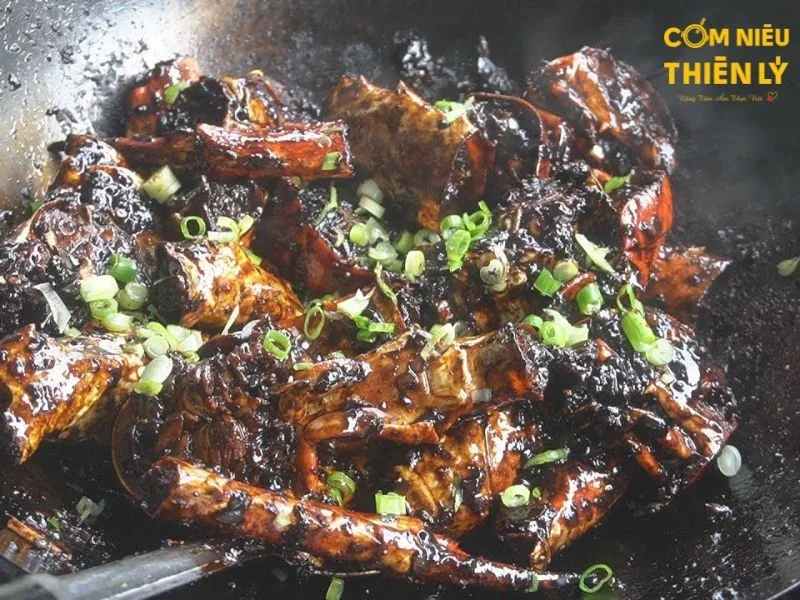 Tôm sốt tiêu đen mang vị cay nồng, đậm đà, rất thích hợp để ăn cùng cơm nóng