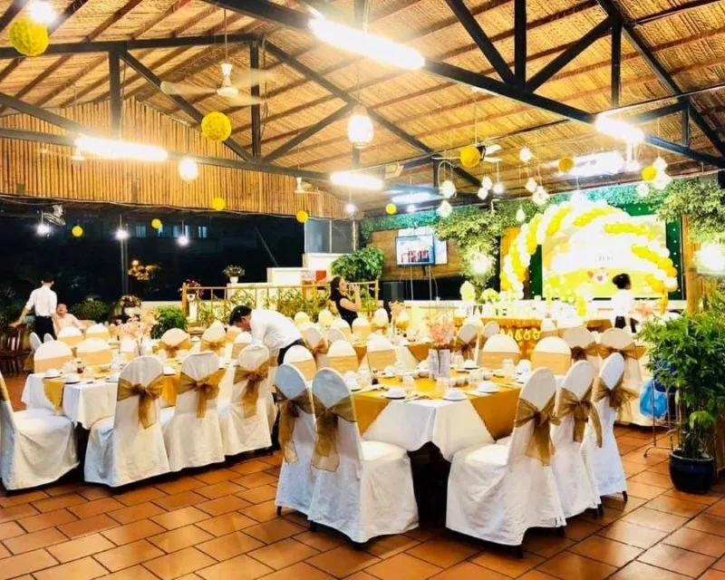 Vườn Quê là địa điểm phù hợp để gia đình thưởng thức ẩm thực và tụ họp trò chuyện cùng nhau