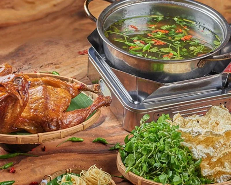 Signature của quán là món lẩu gà ớt hiểm cay nồng, hấp dẫn