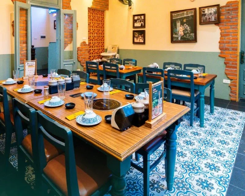 Không gian thoáng mát của Bò tơ quán mộc để gia đình và bạn bè sum họp