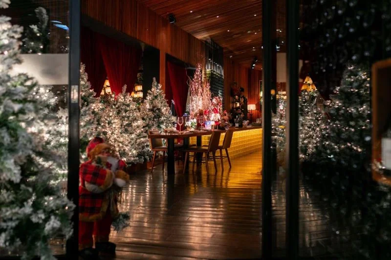 Experience the magic of Christmas at The Log with stunning decor and festive vibes that elevate your dining experience!