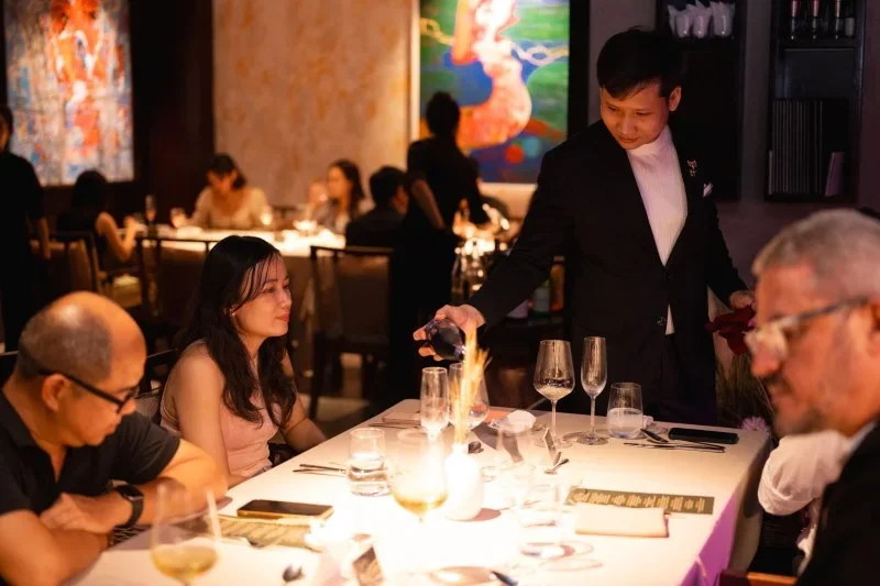 Discover the perfect blend of flavor and sound at Sóno Grill & Bar