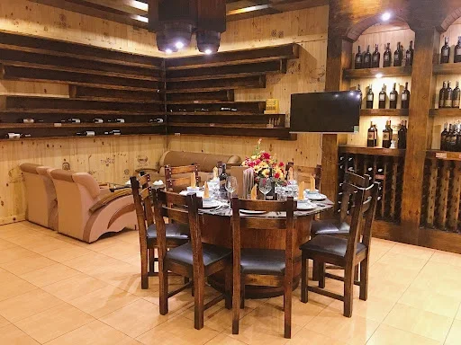 Không gian sang trọng, tinh tế tại Nhà hàng Những Người Bạn