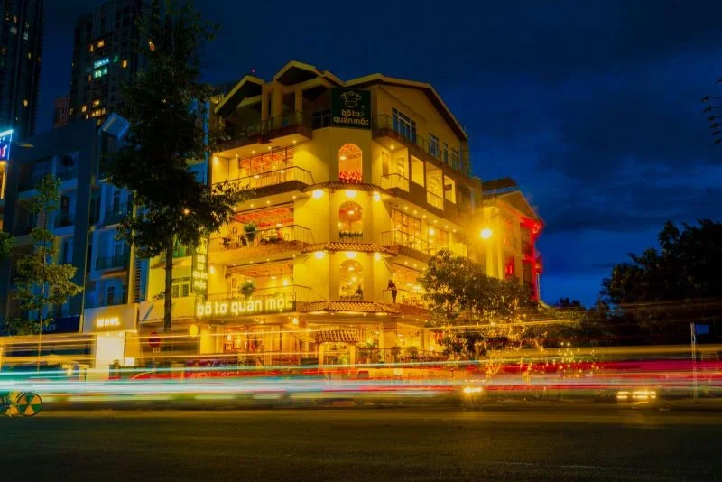 Không gian bên ngoài vô cùng sang trọng tại Bò Tơ Quán Mộc