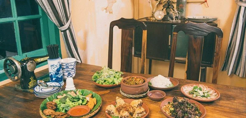 Không gian bên trọng bình dị, cổ điển tại Cơm Xưa