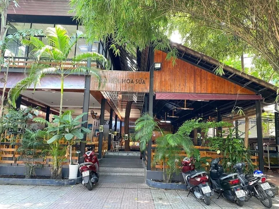 Experience the authentic flavor of Com Nieu Hoa Sua!