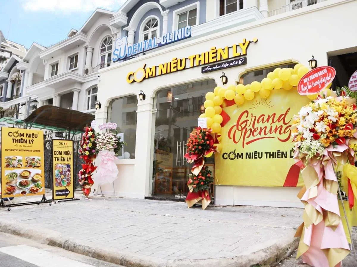 Dive into Ho Chi Minh's best claypot rice at Com Nieu Thien Ly!