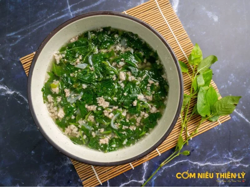Soup with jute leaves and minced meat is a great dish for cooling down.