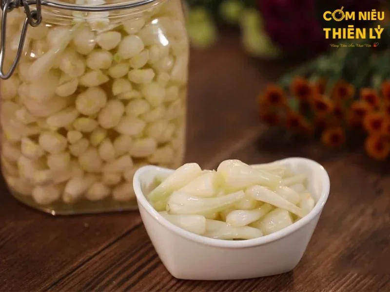 Pickled shallots are delicious and enticing when served with sticky rice cakes, rice cakes, or hot rice.