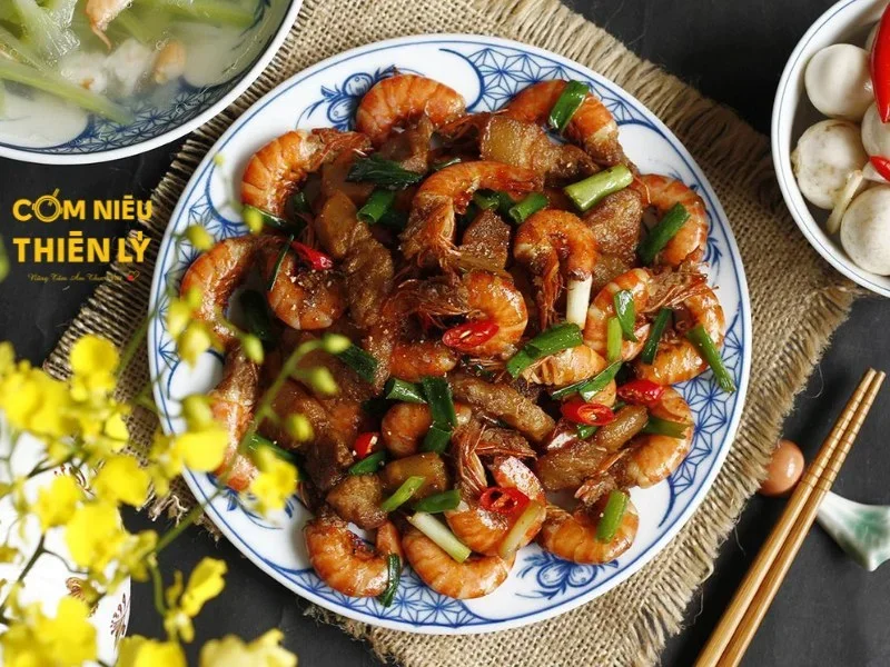 Shrimp stir-fried with pork served with white rice and bottle gourd soup is a perfect combination