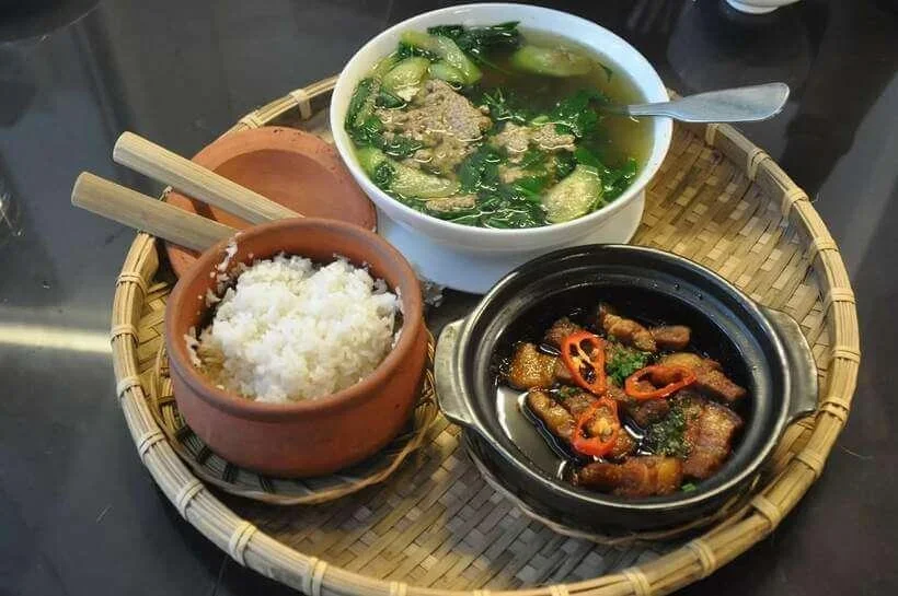 Rice cooked in a clay pot, served with crab soup and braised pork, is simple and nutritious