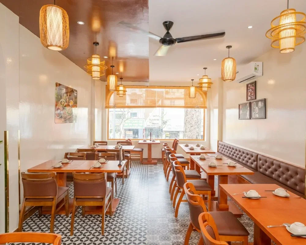 Com Nieu Thien Ly space with a cozy and intimate style