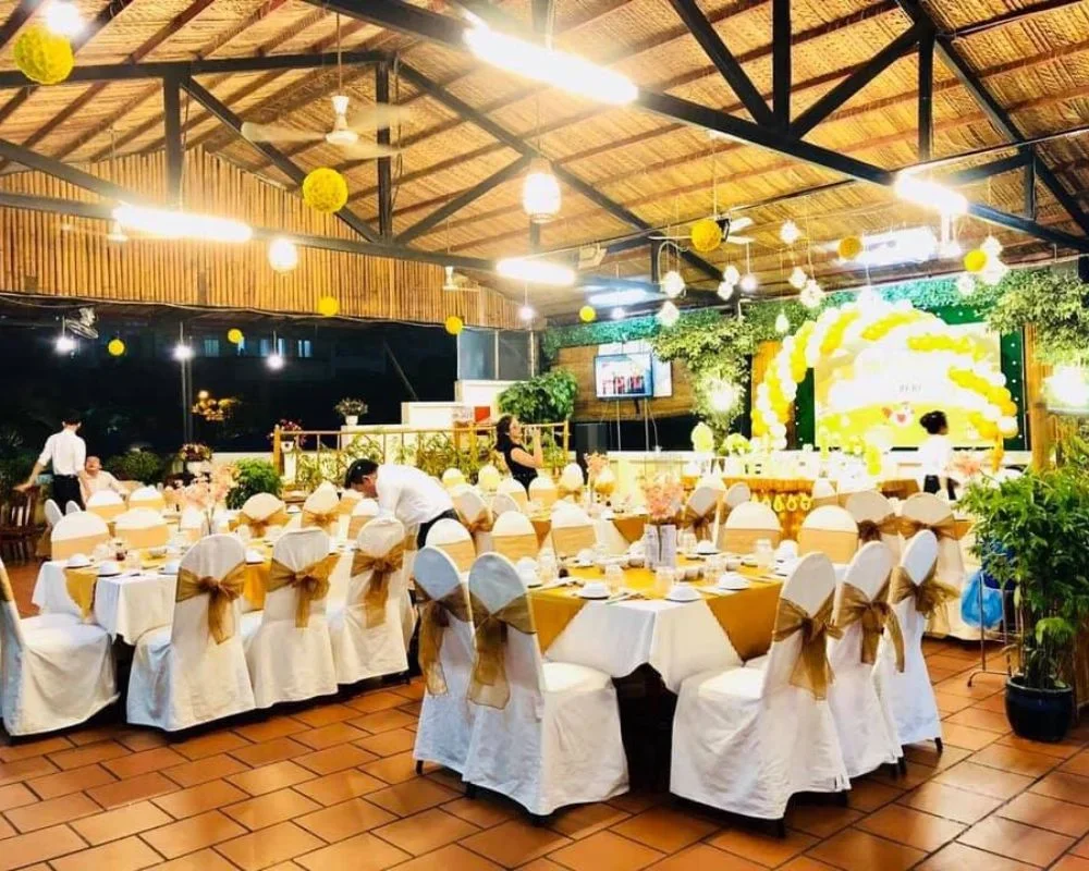 Country Garden is a suitable place for families to enjoy food and gather to chat together