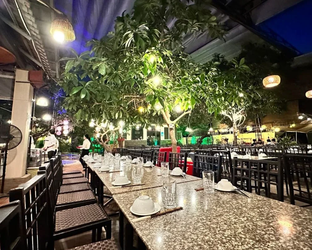 The space of Binh Thanh Song Trang family restaurant is airy, suitable for eating and watching the sunset together.