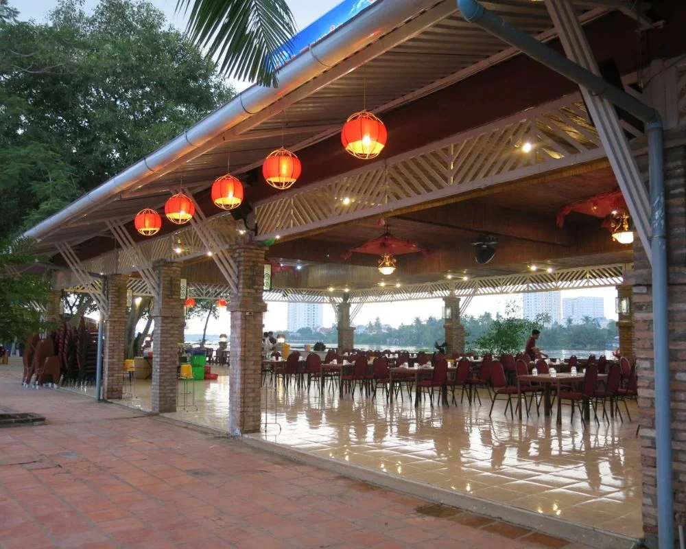 Families can enjoy fresh seafood at Saigon Meeting Point