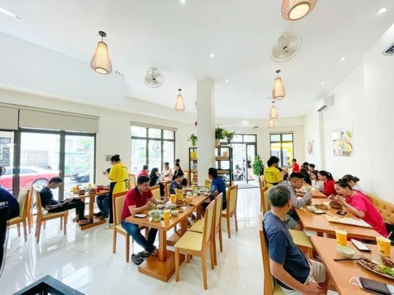 Diners experience eating in a spacious and airy environment