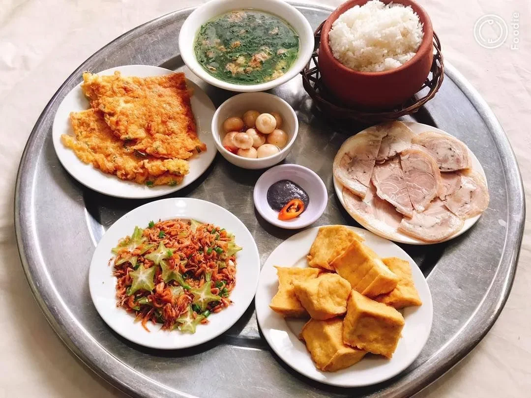 Thực đơn của quán rất đa dạng, bao gồm nhiều món ăn đặc trưng của miền Bắc