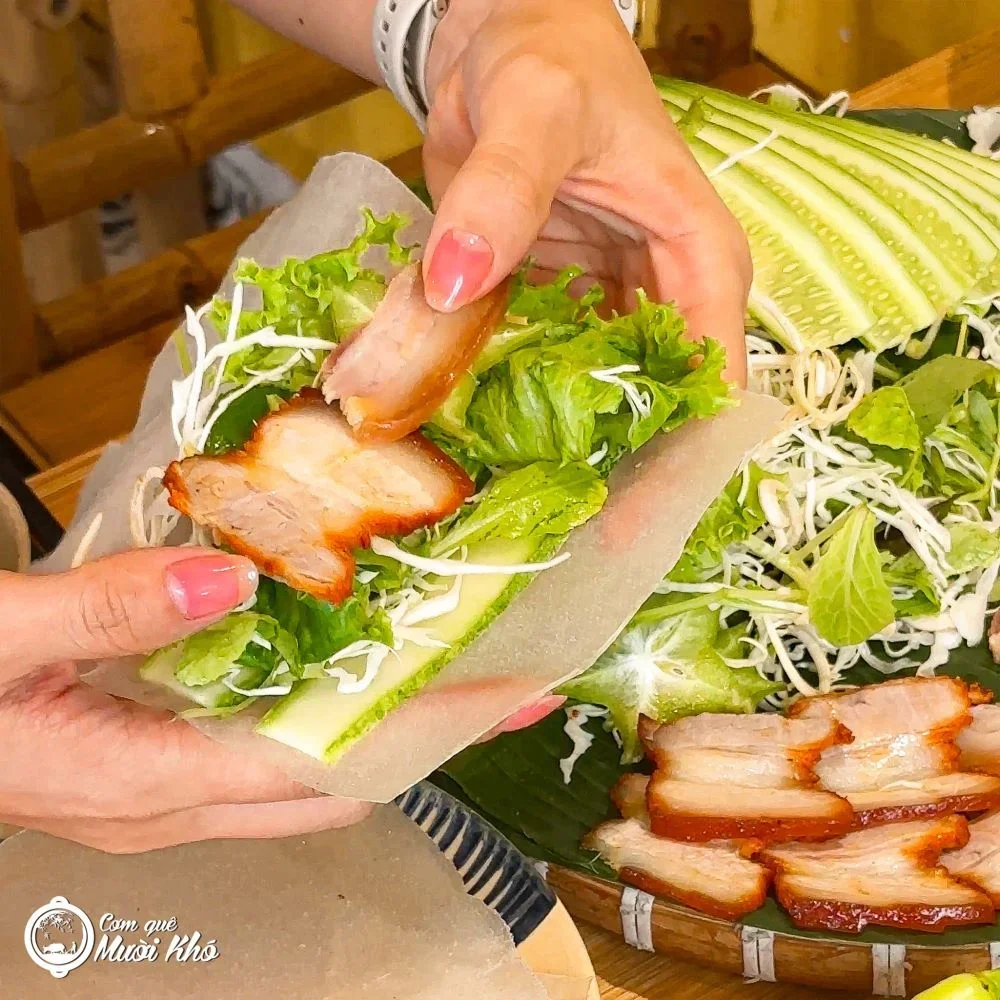 Cơm quê Mười Khó là một trong những quán cơm niêu nổi tiếng tại quận 3