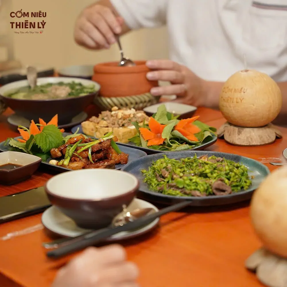 Cơm niêu Thiên Lý được nấu bằng các nguyên liệu tươi ngon