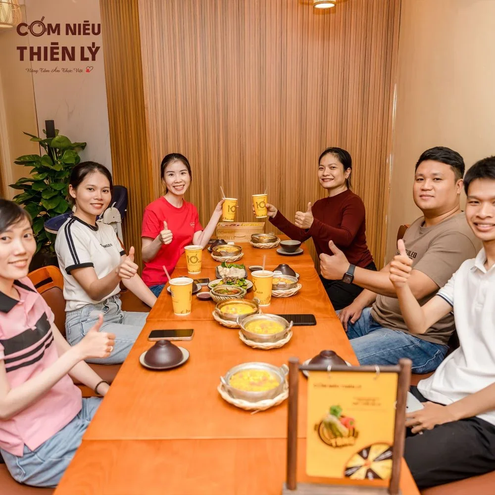 Cơm Niêu Thiên Lý nổi tiếng với cách chế biến đậm đà, giữ trọn hương vị quê nhà