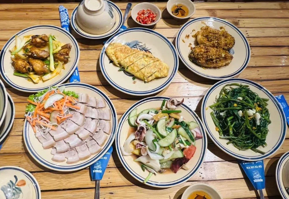 Thưởng thức bữa cơm gia đình ấm cúng tại Cơm Niêu Trường Sơn