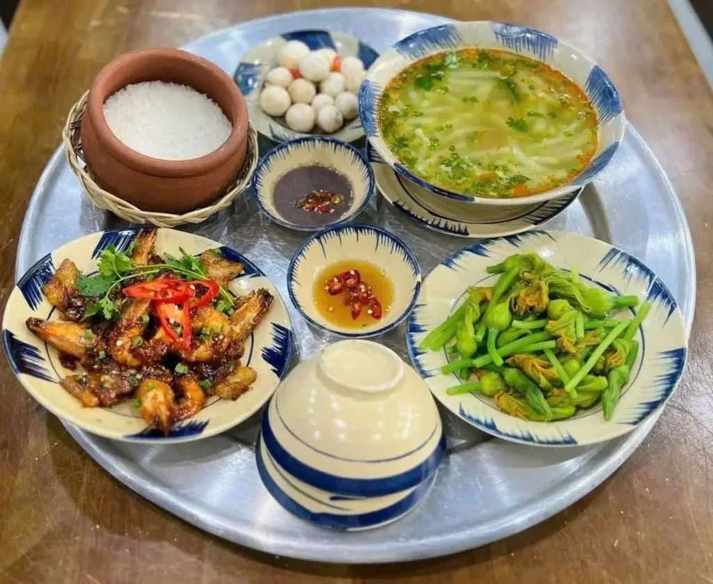 Tiệm Cơm Vị Thanh Xuân phục vụ những bữa cơm gia đình với các món ăn đơn giản, truyền thống