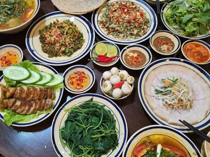 Mâm cơm gia đình đầy đặn, dân dã tại Bếp Huế