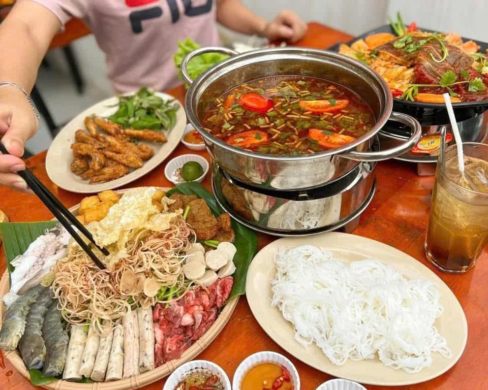 Set lẩu đầy đặn tại quán Xèo Xèo 44 Bàu Cát quận Tân Bình