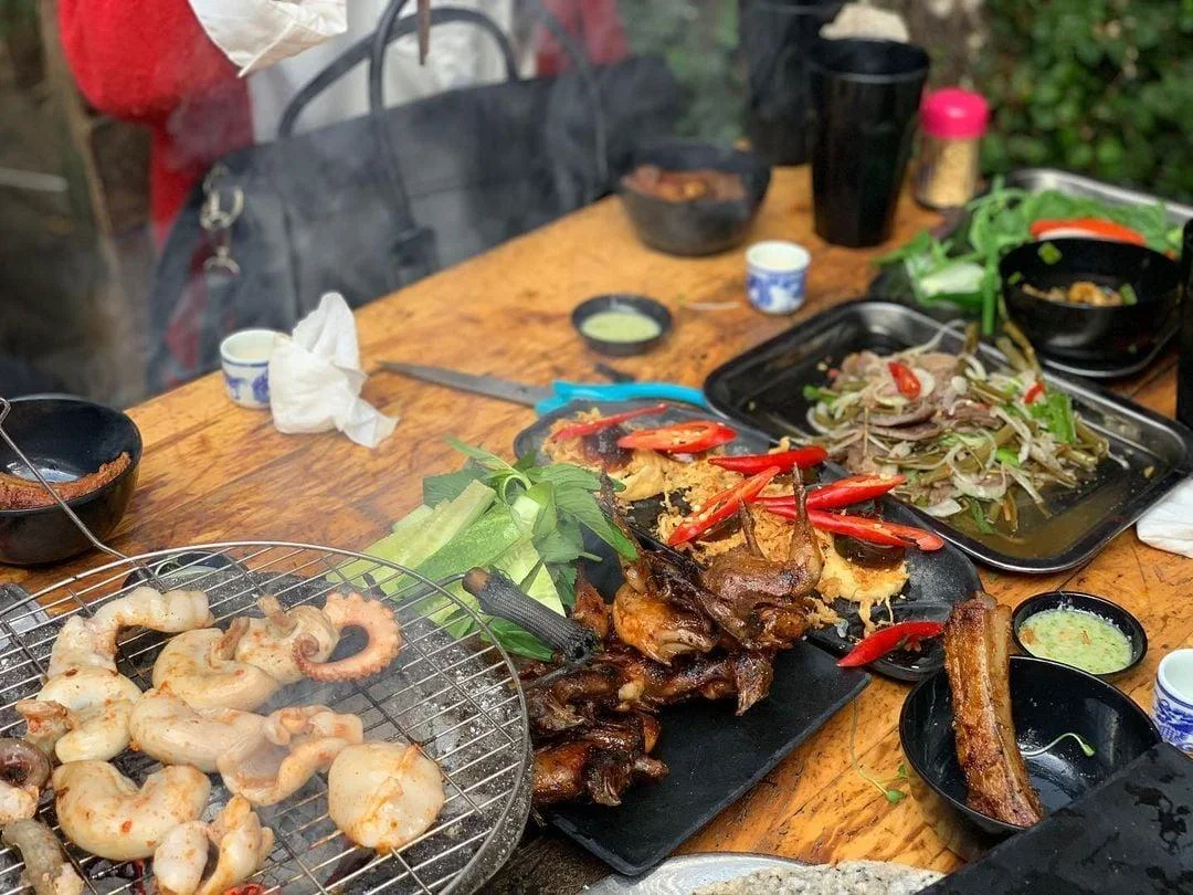 Ăn nướng tại tiệm nướng trước sân ấm cúng