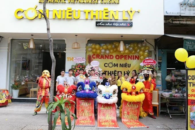 Outside space of Com Nieu Thien Ly restaurant, Ben Nghe ward, District 1