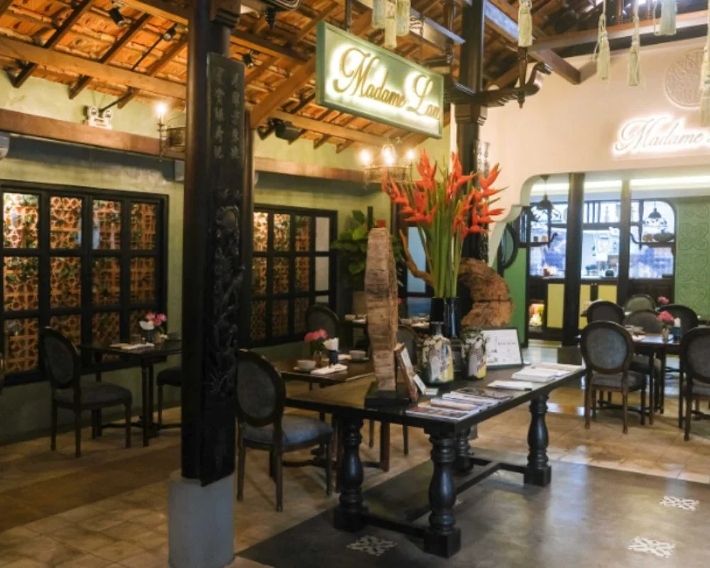 Nhà hàng Madame Lam mang phong cách Đông Dương, lý tưởng cho các buổi ăn với đối tác, bạn bè hoặc hẹn hò