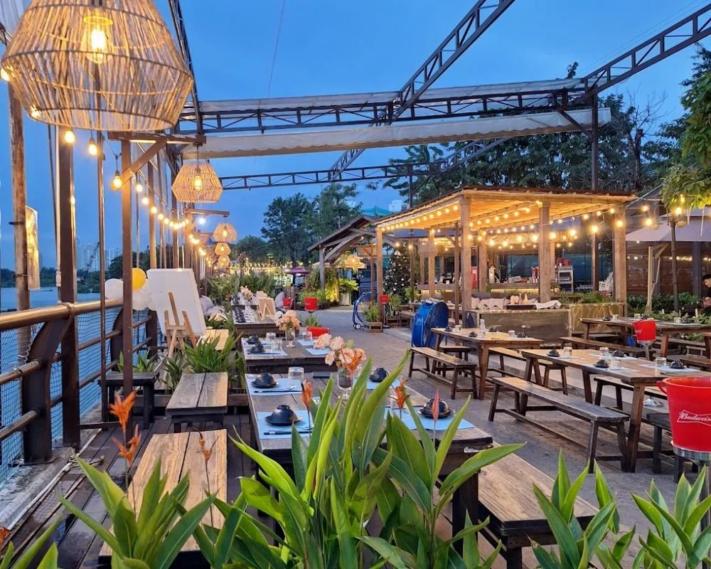 BoatHouse Bistro Bình Khánh là nhà hàng nổi tiếng bên dòng sông thơ mộng