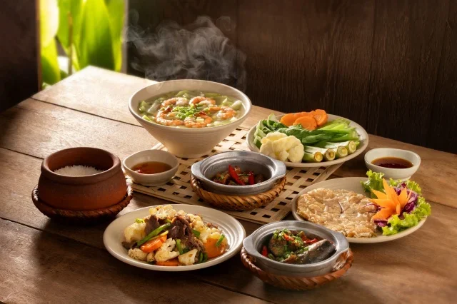 Nguyên liệu mỗi ngày được chọn kỹ lưỡng từ chợ địa phương.